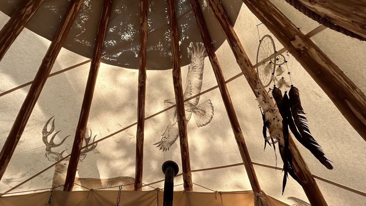 Tipi-Decke innen mit Traumfänger, Adler und Kaminrohr